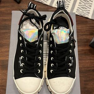 Womens 6.5

Palladium 

Revolt lo tx

New with manufacturer flaw